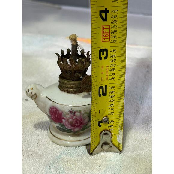 Lot of 2 vintage porcelain oil lamps, one has scalloped chimney - Picture 4 of 4